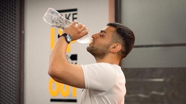 athlete drinking sports drink for recovery